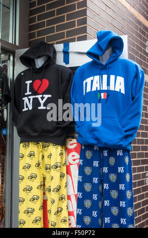 L'extérieur d'une boutique de souvenirs hoodies dans la Petite Italie de New York City Banque D'Images