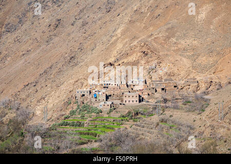 Village berbère isolé typique construit à flanc de montagne, Parc National du Toubkal, montagnes du Haut Atlas, Maroc, Afrique du Nord Banque D'Images