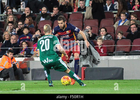 Camp Nou, Barcelona, Espagne. 25 octobre, 2015. La Liga. Barcelone par rapport à la SD. Eibar. Alba contesté par Crédit : Keko Plus Sport Action/Alamy Live News Banque D'Images