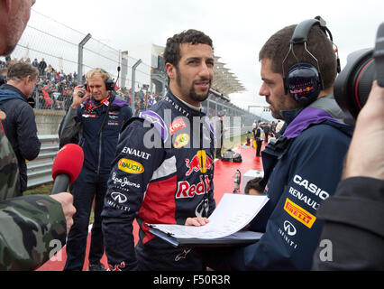 Austin, TX USA Octobre 25, 2015 : pilote de Formule 1 Daniel Ricciardo parle à son équipe avant le Grand Prix des Etats-Unis sur un circuit trempé des Amériques voie dimanche. Banque D'Images