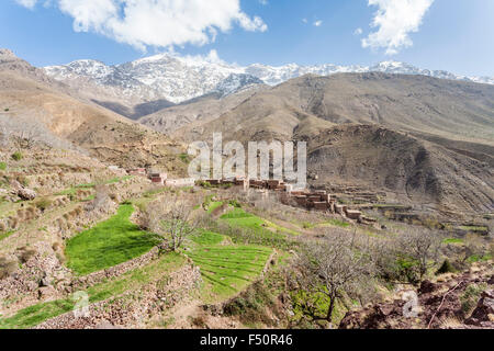 Village berbère à distance et le terrassement, Haut Atlas, Maroc, Afrique du Nord Banque D'Images