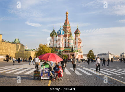 Sites touristiques russes : l'établissement emblématique la Cathédrale St Basile, place Rouge, Moscou, Russie sur une journée ensoleillée avec bleu ciel légèrement nuageux Banque D'Images