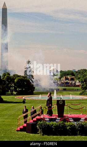 Le président George H. W. Le président Bush se félicite de l'Union soviétique Mikhaïl Gorbatchev lors d'une cérémonie d'arrivée de l'État formel sur la pelouse Sud de la Maison Blanche. Banque D'Images