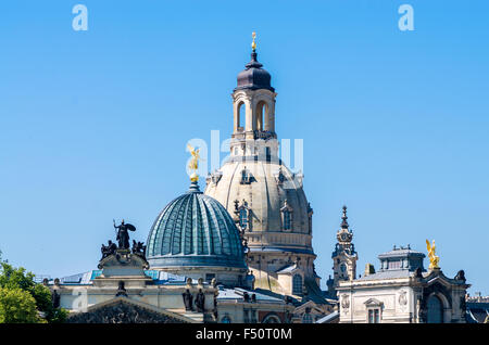 Une partie de la Terrasse de Brühl et l'église de Notre-Dame, vue sur l'Elbe à partir de Carola Bridge Banque D'Images