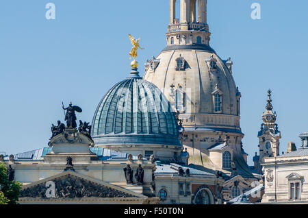 Une partie de la Terrasse de Brühl et l'église de Notre-Dame, vue sur l'Elbe à partir de Carola Bridge Banque D'Images