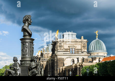 Mémorial à Ernst Rietzschel, scuplturiste à Kings Times, sur Brühl Terrace. Secundo Genitur et le dôme de l'Académie des arts en t Banque D'Images