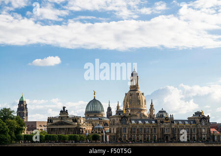 La Terrasse de Brühl et l'église de Notre-Dame dans la dernière lumière du jour, vu que depuis l'Elbe Banque D'Images