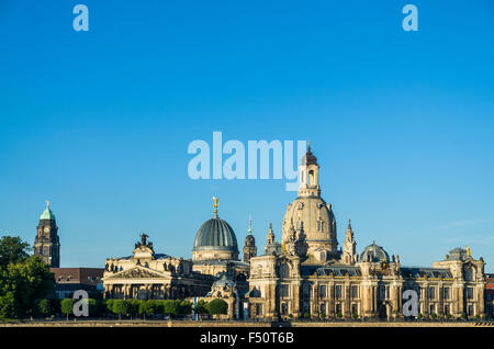 Une partie de la Terrasse de Brühl, l'Académie des arts et l'église de Notre-Dame, vue sur l'Elbe à partir de Carola Bridge Banque D'Images