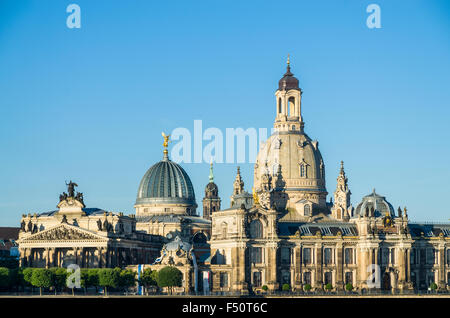 Une partie de la Terrasse de Brühl, l'Académie des arts et l'église de Notre-Dame, vue sur l'Elbe à partir de Carola Bridge Banque D'Images