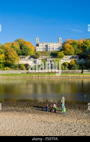 Le Château Albrechtsberg surplombant la vallée de l'elbe, entouré d'arbres aux couleurs automnales, les enfants jouant dans l'avant-plan Banque D'Images