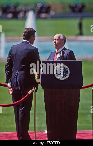 Le président George H. W. Le président Bush se félicite de l'Union soviétique Mikhaïl Gorbatchev lors d'une cérémonie d'arrivée de l'État formel sur la pelouse Sud de la Maison Blanche. Banque D'Images