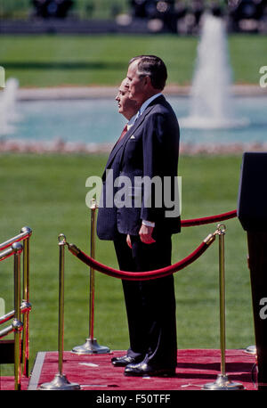 Le président George H. W. Le président Bush se félicite de l'Union soviétique Mikhaïl Gorbatchev lors d'une cérémonie d'arrivée de l'État formel sur la pelouse Sud de la Maison Blanche. Banque D'Images