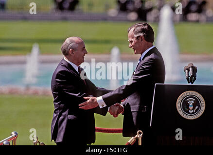Le président George H. W. Le président Bush se félicite de l'Union soviétique Mikhaïl Gorbatchev lors d'une cérémonie d'arrivée de l'État formel sur la pelouse Sud de la Maison Blanche. Banque D'Images