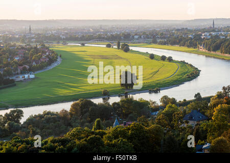 Les vertes prairies à côté de l'Elbe, près de Dresde avec le nouveau pont Waldschlößchenbrücke dans la distance Banque D'Images