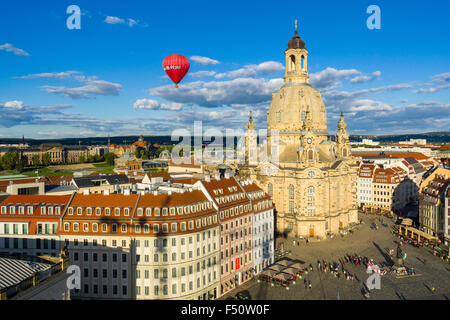 Une vue panoramique sur la neumarkt et l'église église notre dame dans la vieille partie de la ville, un ballon rouge n'est pas Banque D'Images