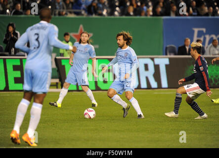 Bronx, New York, USA. 25 octobre, 2015. Andrea Pirlo (21) d'NYCFC en action lors d'un match contre New England Revolution, au Yankee Stadium le Oct 25 dans le Bronx, New York. Gregory Vasil/Cal Sport Media Credit : Cal Sport Media/Alamy Live News Banque D'Images