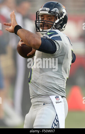 Santa Clara, CA. 22 octobre, 2015. Seattle quarterback Russell Wilson au cours de l'action dans un match contre les NFL San Francisco 49ers à Levi's Stadium à Santa Clara, CA. Les Seahawks a gagné 20-3. Dan Gluskoter/CSM/Alamy Live News Banque D'Images