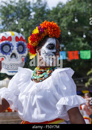 Un danseur de l'Las Monas performance group effectue au cours d'un 'Jour des Morts' (El Dia de los Muertos) célébration dans le centre-ville de San Antonio, Texas, USA. Le 25 octobre 2015. Le Jour des Morts est une fête mexicaine traditionnelle avec ses autels et les offrandes au Mexique et ailleurs en l'honneur de la famille, les amis, et d'autres qui sont morts. Banque D'Images