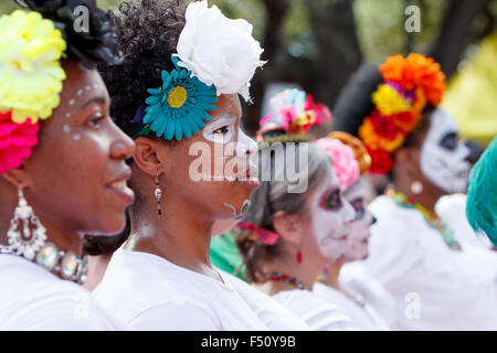 Le Las Monas performance group effectue au cours d'un 'Jour des Morts' (El Dia de los Muertos) célébration dans le centre-ville de San Antonio, Texas, USA. Le 25 octobre 2015. Le Jour des Morts est une fête mexicaine traditionnelle avec ses autels et les offrandes au Mexique et ailleurs en l'honneur de la famille, les amis, et d'autres qui sont morts. Banque D'Images