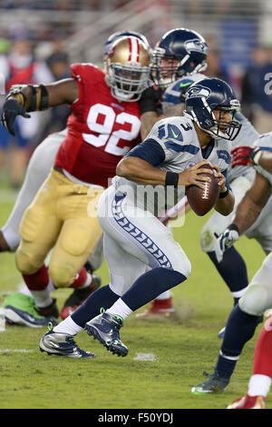 Santa Clara, CA. 22 octobre, 2015. Seattle quarterback Russell Wilson au cours de l'action dans un match contre les NFL San Francisco 49ers à Levi's Stadium à Santa Clara, CA. Les Seahawks a gagné 20-3. Dan Gluskoter/CSM/Alamy Live News Banque D'Images