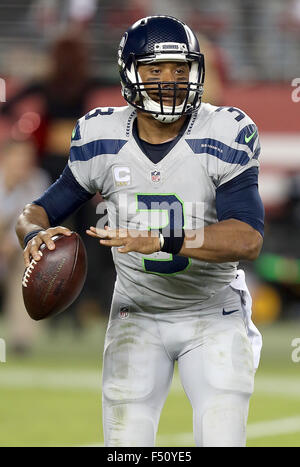 Santa Clara, CA. 22 octobre, 2015. Seattle quarterback Russell Wilson au cours de l'action dans un match contre les NFL San Francisco 49ers à Levi's Stadium à Santa Clara, CA. Les Seahawks a gagné 20-3. Dan Gluskoter/CSM/Alamy Live News Banque D'Images