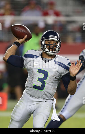 Santa Clara, CA. 22 octobre, 2015. Seattle quarterback Russell Wilson au cours de l'action dans un match contre les NFL San Francisco 49ers à Levi's Stadium à Santa Clara, CA. Les Seahawks a gagné 20-3. Dan Gluskoter/CSM/Alamy Live News Banque D'Images