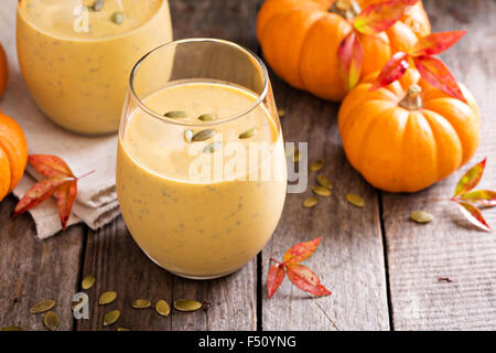 Citrouille en bonne santé avec des semences chia smoothie dans les verres sur fond rustique Banque D'Images