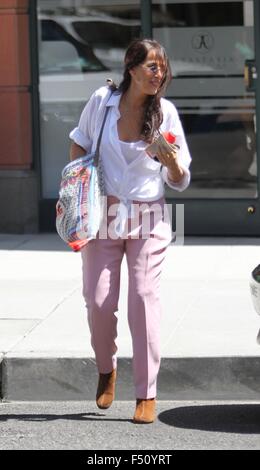 L'actrice Maggie Wheeler portant des jeans rose et un haut blanc s'empare d'un jus dans Beverly Hills avec : Maggie Wheeler Où : Los Angeles, California, United States Quand : 24 août 2015 Banque D'Images