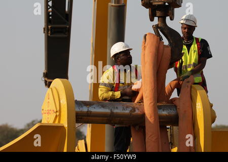 Levage de la grue. L'exploitation minière de cuivre FQM en Zambie, l'Afrique. Banque D'Images