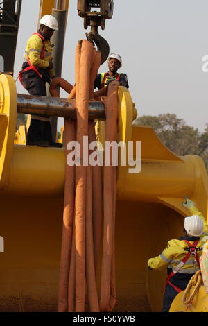 Levage de la grue. L'exploitation minière de cuivre FQM en Zambie, l'Afrique. Banque D'Images