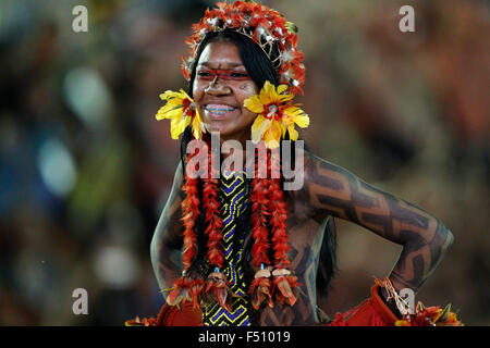 Palmas. 24 Oct, 2015. Image prise le 24 octobre 2015, d'une fille Karaja Xambioa l'appartenance ethnique de l'état de Mato Grosso, Brésil, présentant son costume typique au cours de la première édition du monde des jeux, les peuples autochtones en Palmas, Tocantins, Brésil l'état. Le monde les peuples autochtones auront lieu jusqu'au 31 octobre, avec la participation de 1 800 athlètes autochtones, dont 1 100 sont des ethnies du Brésil et d'autres 700 sont venus de 23 pays. © Raimundo Pacco/Framephoto/Estadao Conteudo/AGENCIA ESTADO/Xinhua/Alamy Live News Banque D'Images