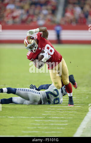 Santa Clara, CA. 22 octobre, 2015. San Francisco 49ers d'utiliser de nouveau Carlos Hyde au cours de l'action dans un jeu NFL contre Seattle à Levi's Stadium à Santa Clara, CA. Les Seahawks a gagné 20-3. © csm/Alamy Live News Banque D'Images