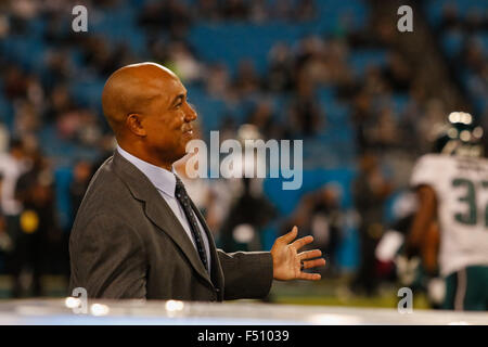 Charlotte, NC, USA. 25 octobre, 2015. Hines Ward greeting vieux amis avant le match de football Dimanche soir entre les Philadelphia Eagles et les Panthers au stade Bank of America à Charlotte, NC. Scott Kinser/CSM/Alamy Live News Banque D'Images