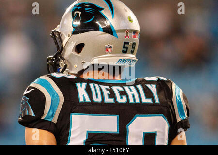 Charlotte, NC, USA. 25 octobre, 2015. milieu linebacker Luke Kuechly (59) de l'échauffement pendant Carolina Panthers du dimanche soir le football se rencontreront entre les Philadelphia Eagles et les Panthers au stade Bank of America à Charlotte, NC. Scott Kinser/CSM/Alamy Live News Banque D'Images