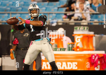 Charlotte, NC, USA. 25 octobre, 2015. quarterback Cam Newton (1) de l'échauffement pendant Carolina Panthers du dimanche soir le football se rencontreront entre les Philadelphia Eagles et les Panthers au stade Bank of America à Charlotte, NC. Scott Kinser/CSM/Alamy Live News Banque D'Images