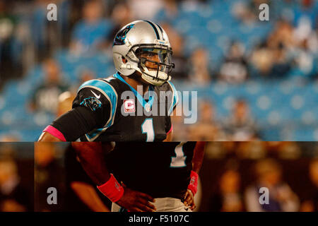 Charlotte, NC, USA. 25 octobre, 2015. quarterback Cam Newton (1) de l'échauffement pendant Carolina Panthers du dimanche soir le football se rencontreront entre les Philadelphia Eagles et les Panthers au stade Bank of America à Charlotte, NC. Scott Kinser/CSM/Alamy Live News Banque D'Images