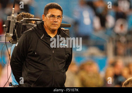 Charlotte, NC, USA. 25 octobre, 2015. L'entraîneur-chef Ron Rivera des Panthers lors de l'échauffement du match de football Dimanche soir entre les Philadelphia Eagles et les Panthers au stade Bank of America à Charlotte, NC. Scott Kinser/CSM/Alamy Live News Banque D'Images