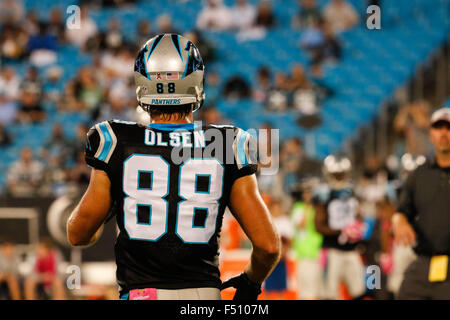 Charlotte, NC, USA. 25 octobre, 2015. à la main l'extrémité Greg Olsen (88) de la Carolina Panthers au cours de l'échauffement du match de football Dimanche soir entre les Philadelphia Eagles et les Panthers au stade Bank of America à Charlotte, NC. Scott Kinser/CSM/Alamy Live News Banque D'Images