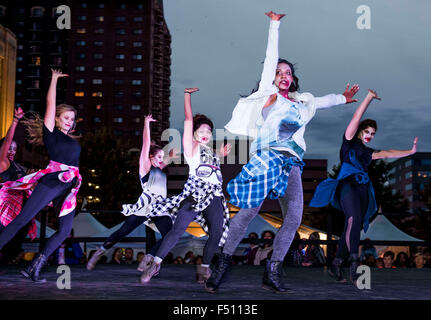 Lexington, Kentucky, USA. 25 octobre, 2015. 25 octobre 2015 : Scènes de la danse de l'Halloween, concours Halloween Zombie Parade et World's Largest Thriller, les loisirs comme la Semaine de la Breeders' Cup battra son plein dans la région de Lexington, Kentucky. En plus de fonctionner de l'usine de zombies, il y avait beaucoup d'Horse Breeders' Cup et les participants à thème comme Lexington accueille la coupe 2015. Scott Serio/ESW/CSM/Alamy Live News Banque D'Images