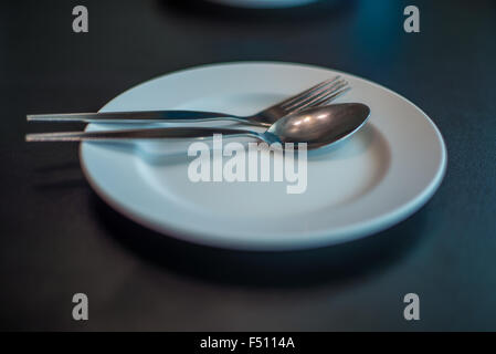 Assiette vide sur la table au restaurant, attendez Banque D'Images