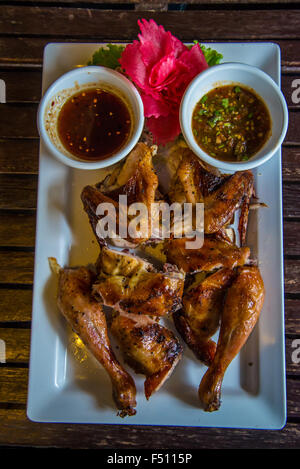 Poulet grillé sur la table dans le restaurant. Banque D'Images