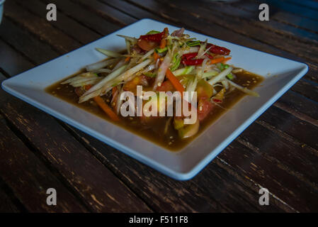Salade de papaye sur la table dans le restaurant. Banque D'Images