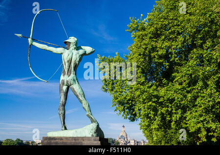 L'archer, une sculpture fermée à l'elbe, l'église notre dame dans la distance Banque D'Images