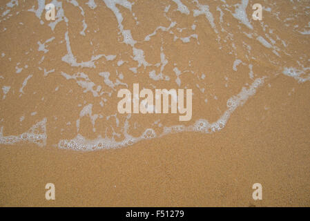 Plages et mer, vagues de la mer léchait la plage de sable. Banque D'Images