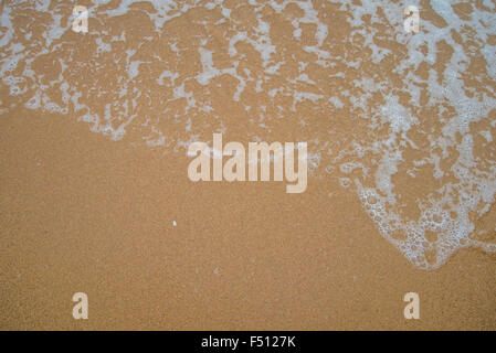 Plages et mer, vagues de la mer léchait la plage de sable. Banque D'Images