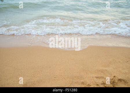 Plages et mer, vagues de la mer léchait la plage de sable. Banque D'Images