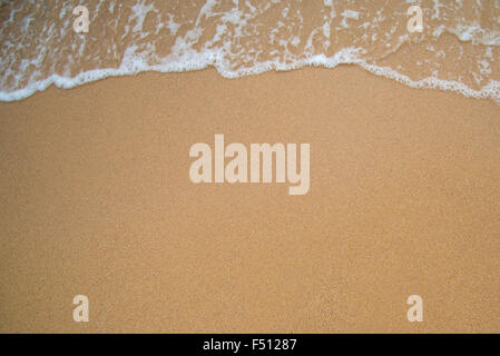 Plages et mer, vagues de la mer léchait la plage de sable. Banque D'Images