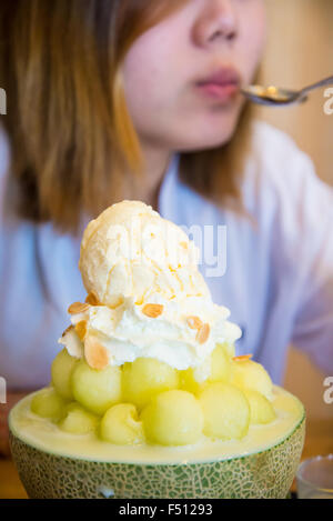 La moitié de la crème glacée dans un des boules de melon. Bing Su Banque D'Images