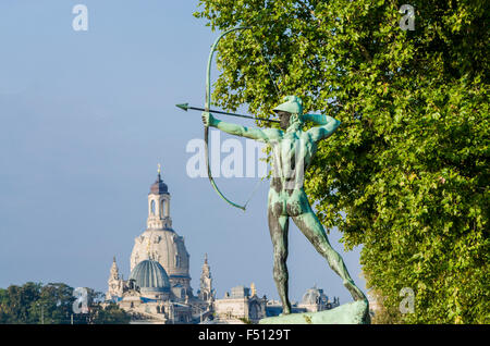 L'archer, une sculpture fermée à l'elbe, l'église notre dame dans la distance Banque D'Images