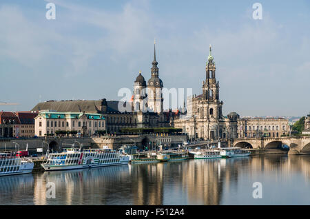 L'église de la Cour Catholique Chapelle et le château de Dresde, vu que depuis le fleuve Elbe de Carola Bridge Banque D'Images